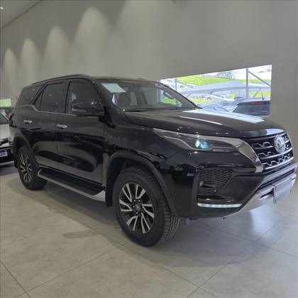TOYOTA HILUX SW4 2.8 D-4D TURBO DIESEL SRX 7L 4X4 AUTOMÁTICO